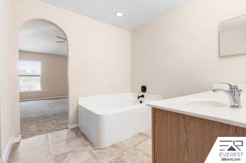 FULLY FENCED, SPACIOUS 4+DEN/2.5/2 IN DESIRABLE QUAIL HOLLOW property image