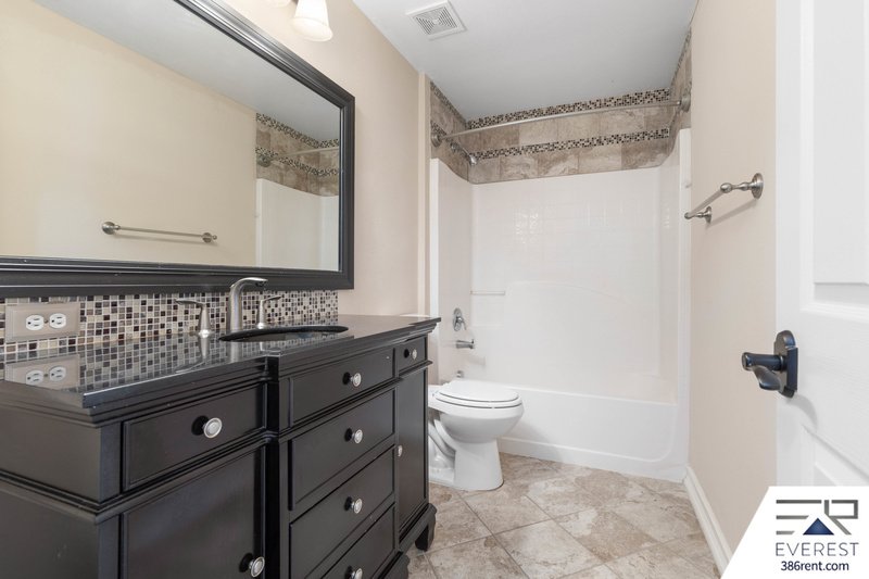 FULLY FENCED, SPACIOUS 4+DEN/2.5/2 IN DESIRABLE QUAIL HOLLOW property image