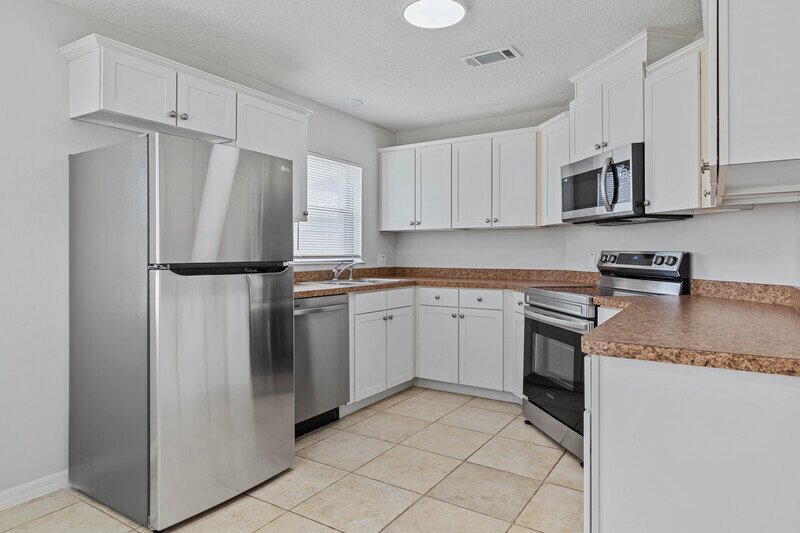 LIKE NEW 3/2/2 IN DESIRABLE PINE LAKES property image
