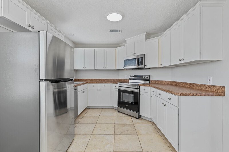LIKE NEW 3/2/2 IN DESIRABLE PINE LAKES property image