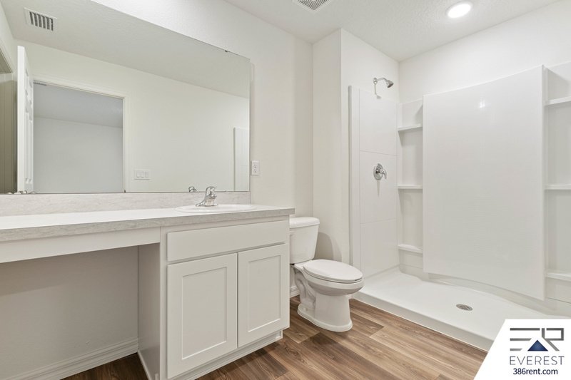 LIKE NEW 3/2/2 IN POPULAR LEHIGH WOODS property image