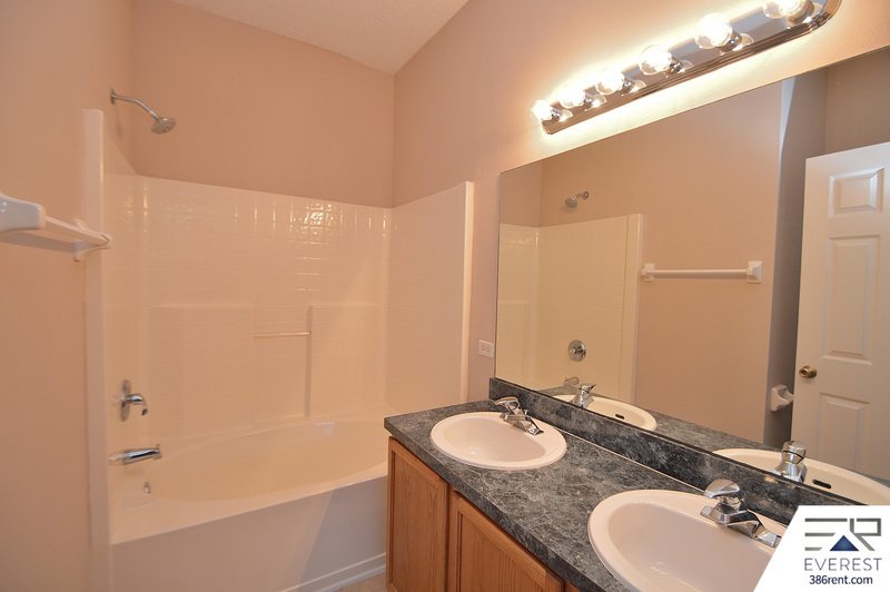 FUNCTIONAL 3/2/2 IN DESIRABLE QUAIL HOLLOW property image