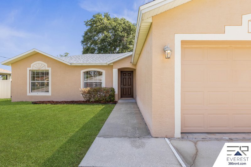 SPACIOUS, LIKE NEW 4/2/2 IN POPULAR PINE GROVE property image