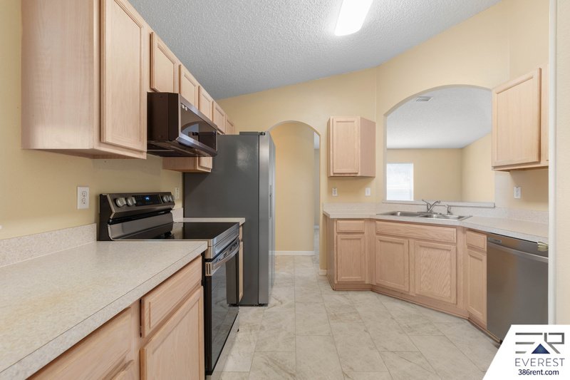 SPACIOUS, LIKE NEW 4/2/2 IN POPULAR PINE GROVE property image
