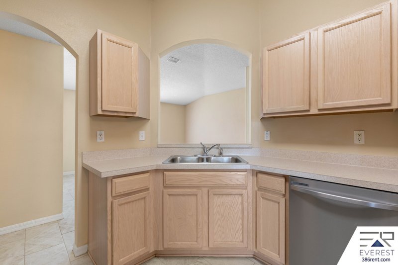 SPACIOUS, LIKE NEW 4/2/2 IN POPULAR PINE GROVE property image