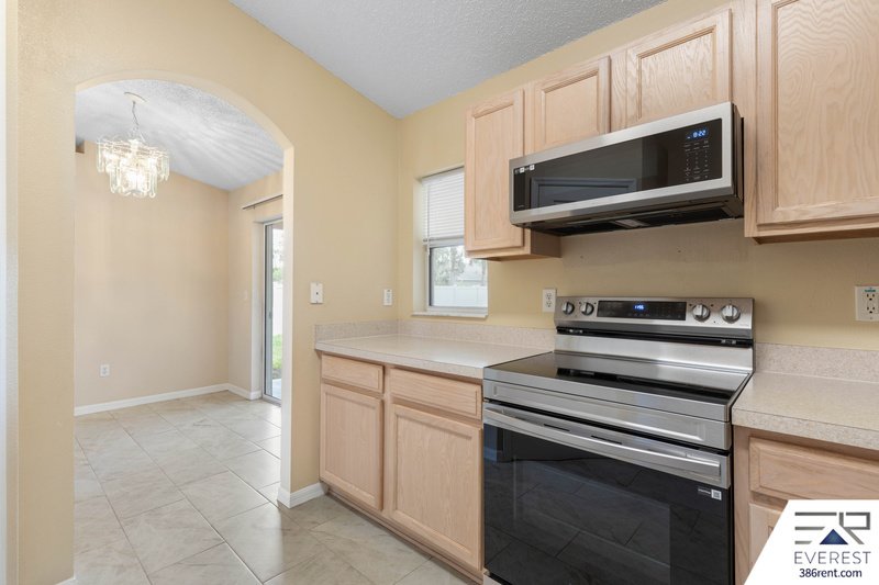SPACIOUS, LIKE NEW 4/2/2 IN POPULAR PINE GROVE property image