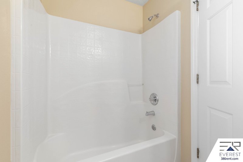 SPACIOUS, LIKE NEW 4/2/2 IN POPULAR PINE GROVE property image