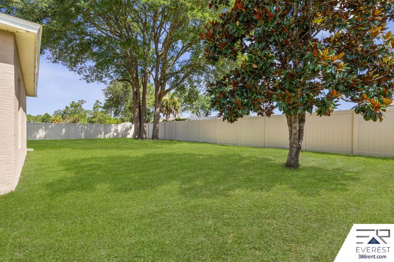 SPACIOUS, LIKE NEW 4/2/2 IN POPULAR PINE GROVE property image