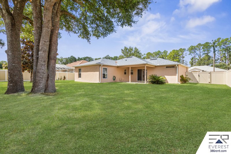 SPACIOUS, LIKE NEW 4/2/2 IN POPULAR PINE GROVE property image