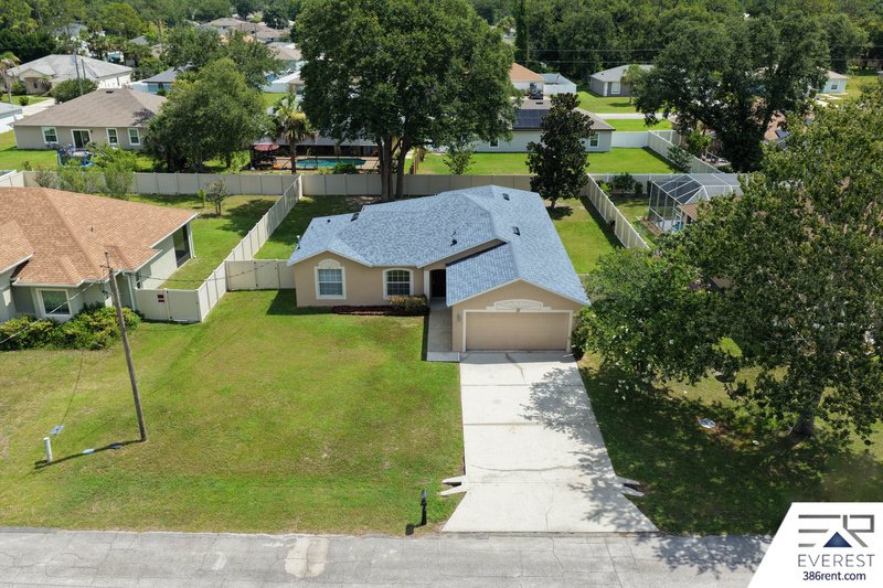 SPACIOUS, LIKE NEW 4/2/2 IN POPULAR PINE GROVE property image