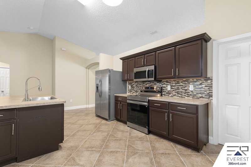 FULLY FENCED, SPACIOUS 4+DEN/3/2 IN DESIRABLE INDIAN TRAILS property image