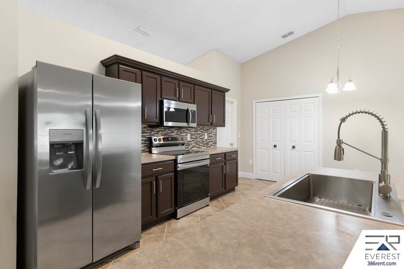 FULLY FENCED, SPACIOUS 4+DEN/3/2 IN DESIRABLE INDIAN TRAILS property image