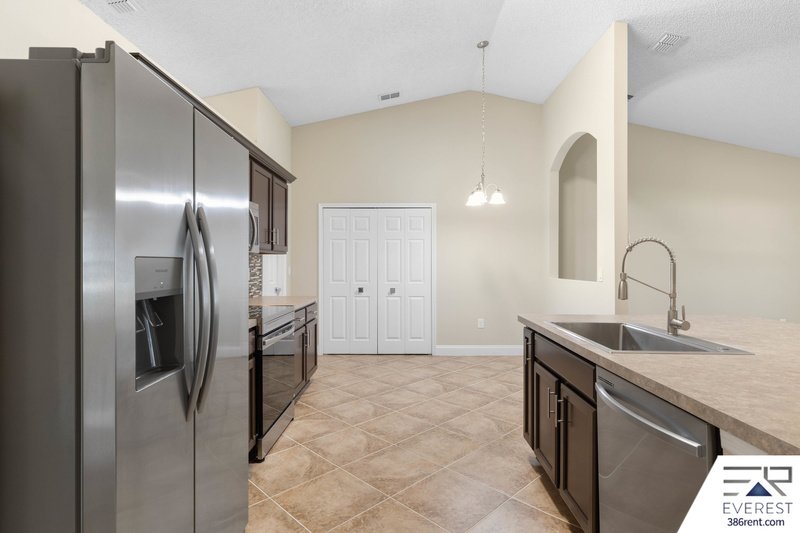 FULLY FENCED, SPACIOUS 4+DEN/3/2 IN DESIRABLE INDIAN TRAILS property image