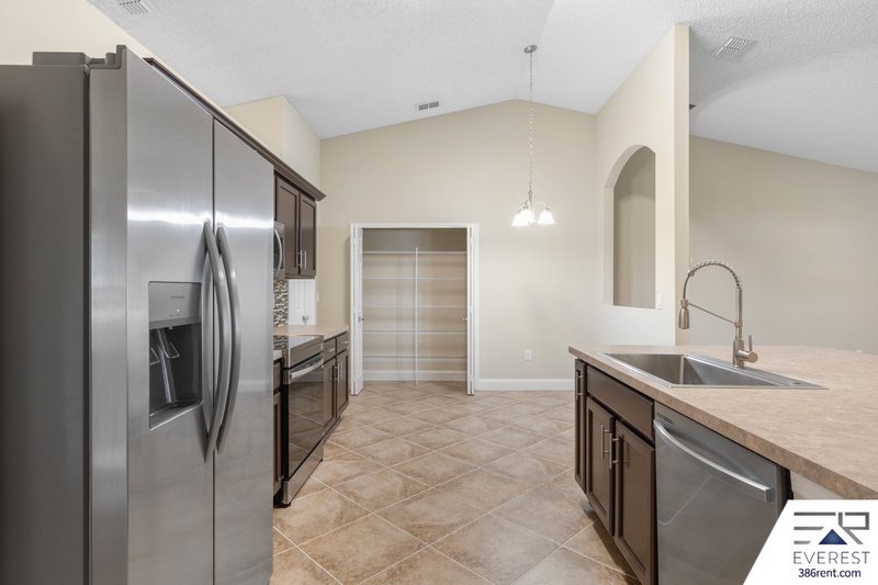 FULLY FENCED, SPACIOUS 4+DEN/3/2 IN DESIRABLE INDIAN TRAILS property image