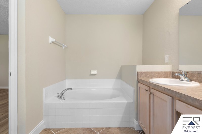 FULLY FENCED, SPACIOUS 4+DEN/3/2 IN DESIRABLE INDIAN TRAILS property image