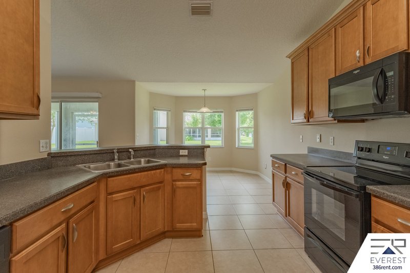 SPACIOUS 4/3/2 IN POPULAR LEHIGH WOODS property image