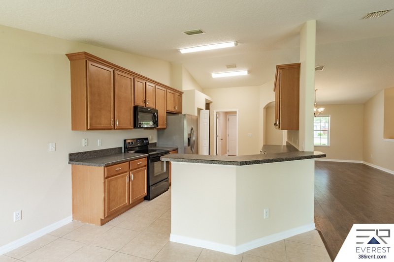SPACIOUS 4/3/2 IN POPULAR LEHIGH WOODS property image