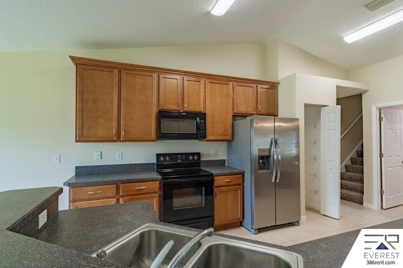SPACIOUS 4/3/2 IN POPULAR LEHIGH WOODS property image