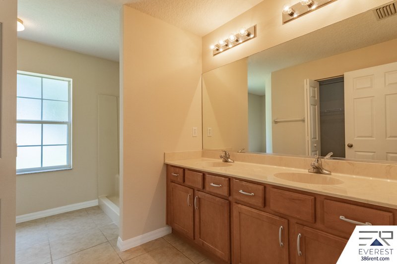 SPACIOUS 4/3/2 IN POPULAR LEHIGH WOODS property image