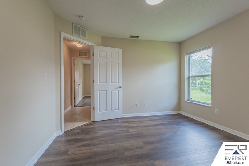 SPACIOUS 4/3/2 IN POPULAR LEHIGH WOODS property image