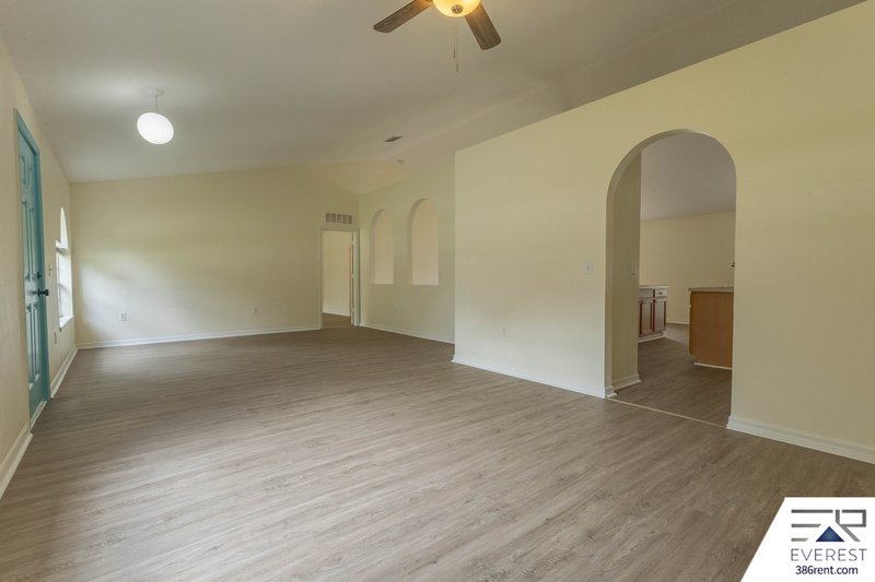FULLY FENCED 4/2/2 IN DESIRABLE SEMINOLE WOODS property image