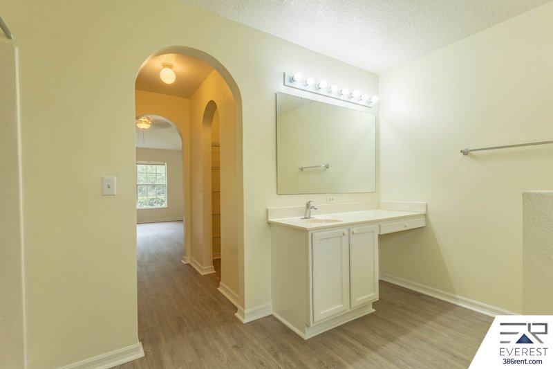 FULLY FENCED 4/2/2 IN DESIRABLE SEMINOLE WOODS property image