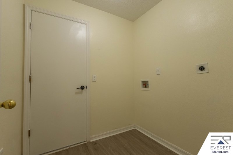 FULLY FENCED 4/2/2 IN DESIRABLE SEMINOLE WOODS property image